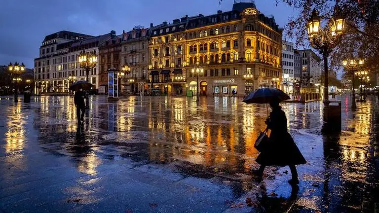 What's safe after COVID-19 vaccination? Don't shed masks yet What's safe after COVID-19 vaccination? Don't shed masks yet