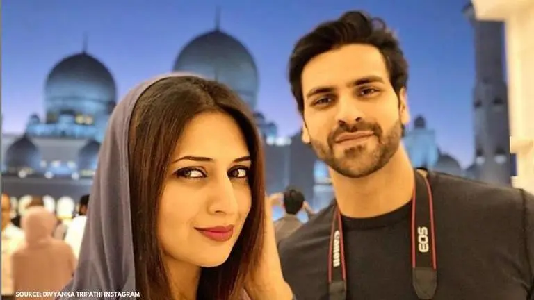 Divyanka Tripathi's husband photo-bombs her, actor says 'Kept clicking till he intervened' divyanka tripathi