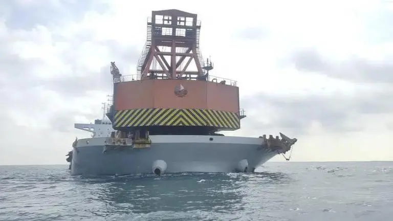Malaysia detains Chinese barge on suspicion of looting WWII British warship wrecks Chinese bulk carrier