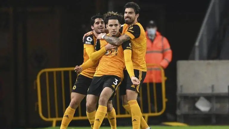 Wolves share EPL lead after beating Crystal Palace 2-0