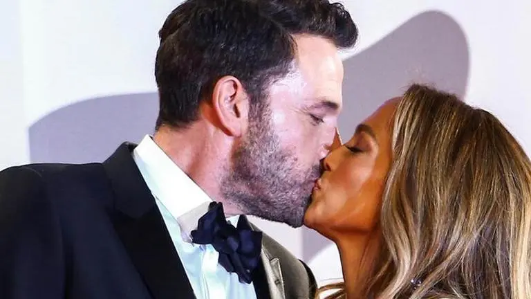 Jennifer Lopez, Ben Affleck can't keep hands off each other at Met Gala Jennifer Lopez