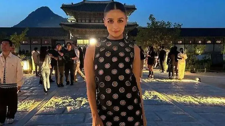 Alia Bhatt's conversation with Korean fan at Gucci Cruise Show after-party wins Internet Alia Bhatt