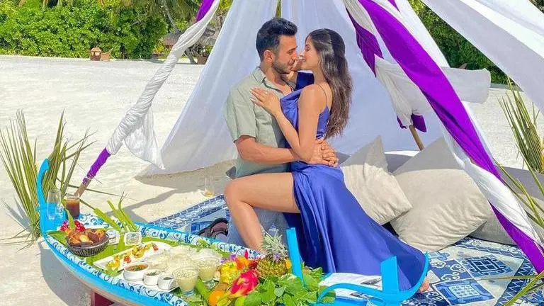 Sakshi Malik poses with fiancé Santul Katahra in the pool; says 'Always making me smile' Sakshi Malik