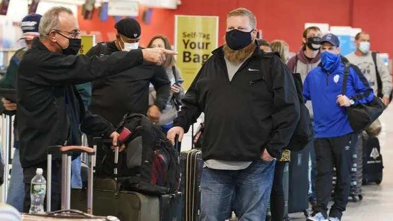 Americans risk Thanksgiving travel despite warning Americans risk Thanksgiving travel despite warning