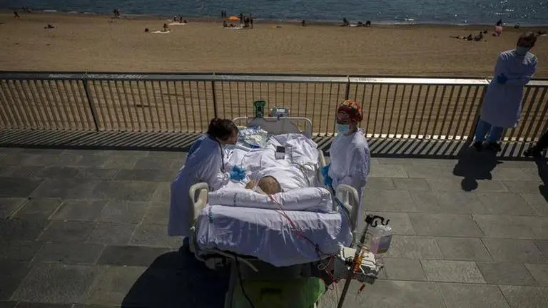 Spanish doctors hope beach trips can help ICU virus patients