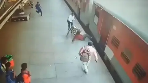 Viral Video Of RPF Personnel Saving A Passenger Who Fell While Boarding Moving Train At Pune Station RPF saves passenger’s life who fell while trying to board running train