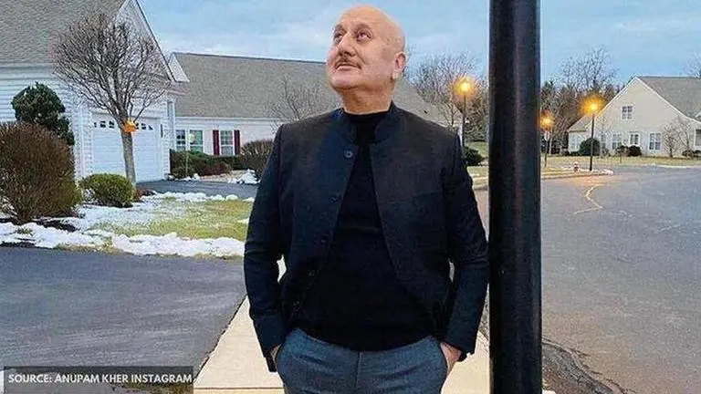Anupam Kher shares motivating video of Indian Army Officer applauding police amid lockdown Anupam Kher shares motivating video of Indian army applauding police amid lockdown