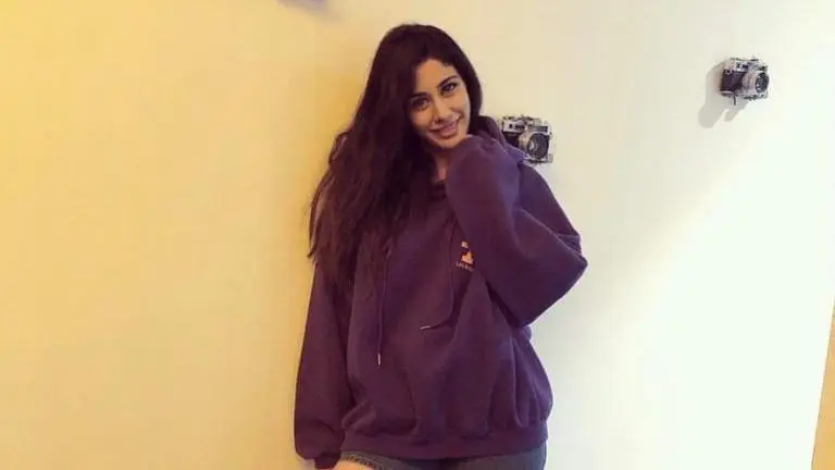 Warina Hussain 'got herself' to 'sing the birthday tunes' on her 22nd b'day; Watch Warina Hussain