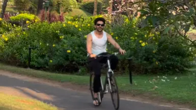 Kartik Aaryan Ditches Range Rover For Bicycle: Puraani Aadatien Chhutne Me Time Lagta Hai Kartik Aaryan