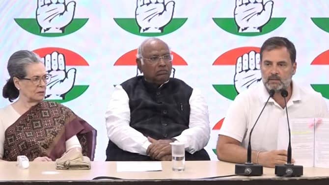 Sonia Gandhi, Mallikarjun Kharge and Rahul Gandhi address joint press conference on the issue of frozen bank accounts of Congress party 