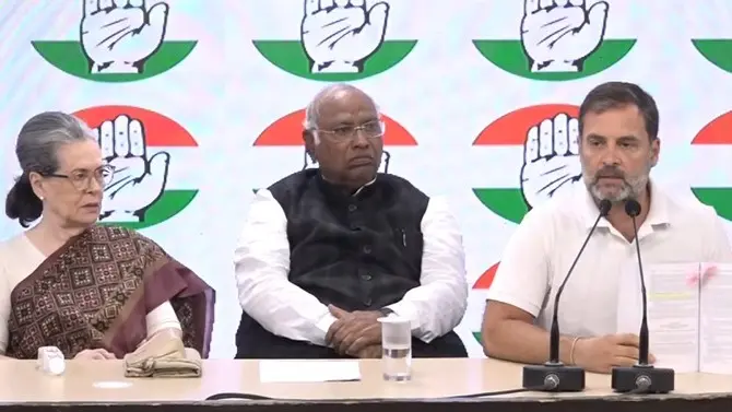 Sonia Gandhi, Mallikarjun Kharge and Rahul Gandhi address joint press conference on the issue of frozen bank accounts of Congress party
