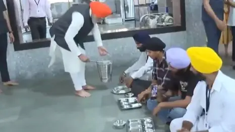 Modi Becomes 1st PM to Visit Gurudwara Patna Sahib, Serve Langar | WATCH PM Modi Visits Gurudwara Patna Sahib, Offers Seva and Serves Langar | WATCH