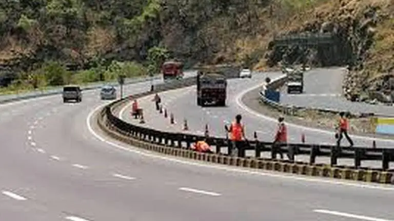 352 accidents on Mumbai-Pune expressway in 2019; 91 killed Accident