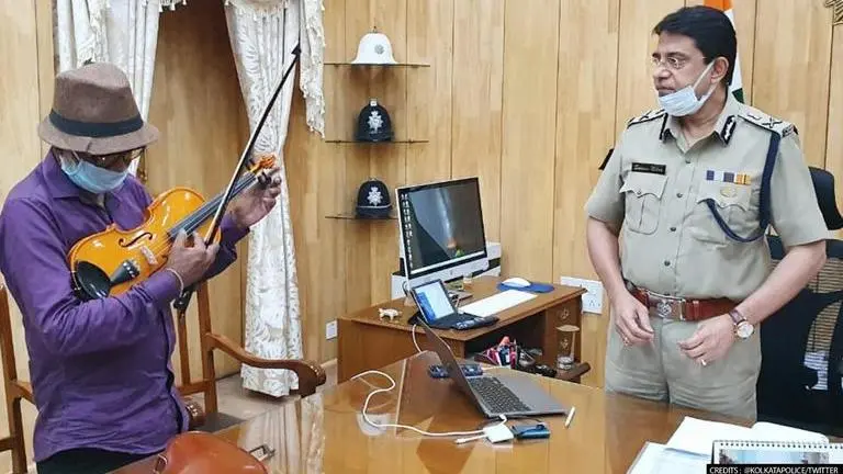 Kolkata police gift violin to musician who vowed netizens with his melodious performance Kolkata Police