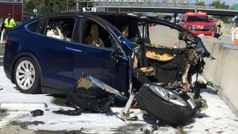 UK: Six injured as Tesla Autopilot car rams into school's parking area UK