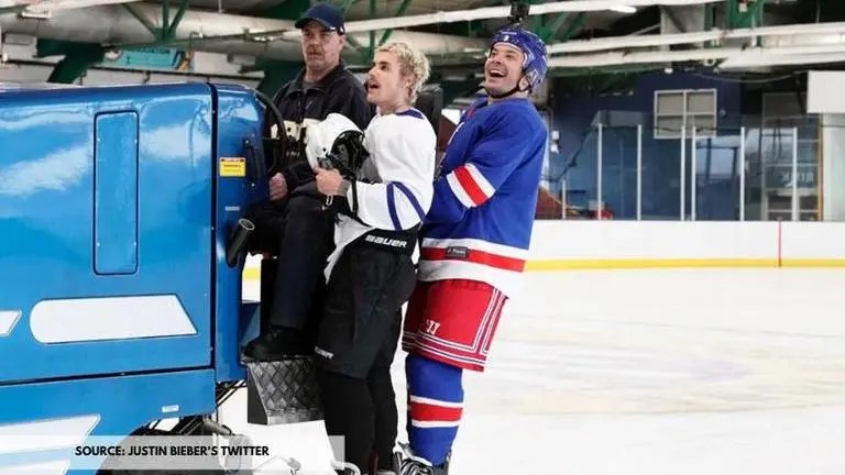 Justin Bieber tries to teach Jimmy Fallon how to play hockey Justin Bieber