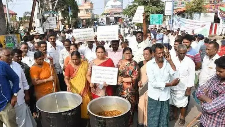 Amaravati farmers continue to protest against CM Reddy's idea of 3 capitals in Andhra Amaravati