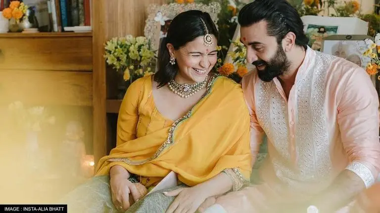 Alia Bhatt reveals her & Ranbir Kapoor's daughter's name with family pic & Barca jersey Ranbir Kapoor