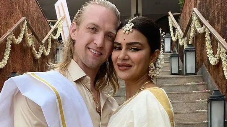 Aashka Goradia announces pregnancy; Smriti Irani, Juhi Parmar congratulate the TV star Aashka Goradia