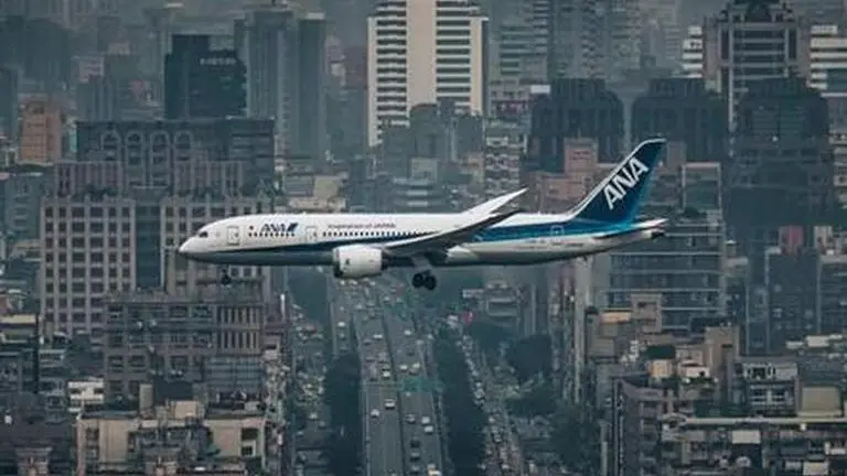 Ground crew thinks out of the box to help woman who forgot her purse while boarding flight Viral video