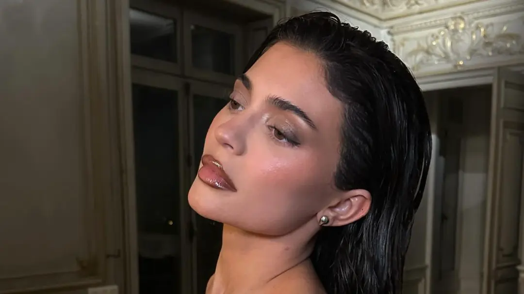 Espresso Makeup To Cherry Cola Lip, Latest Makeup Trends Named After Food Kylie Jenner with cherry cola lips