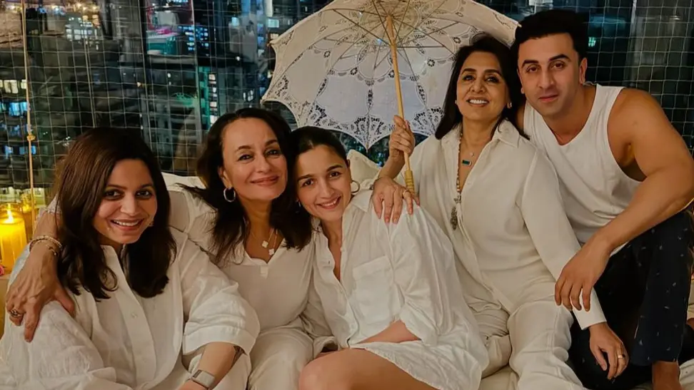Alia-Ranbir Celebrate White-themed Mother's Day With Soni Razdan, Neetu Kapoor - See Photo Ranbir Kapoor, Alia Bhatt
