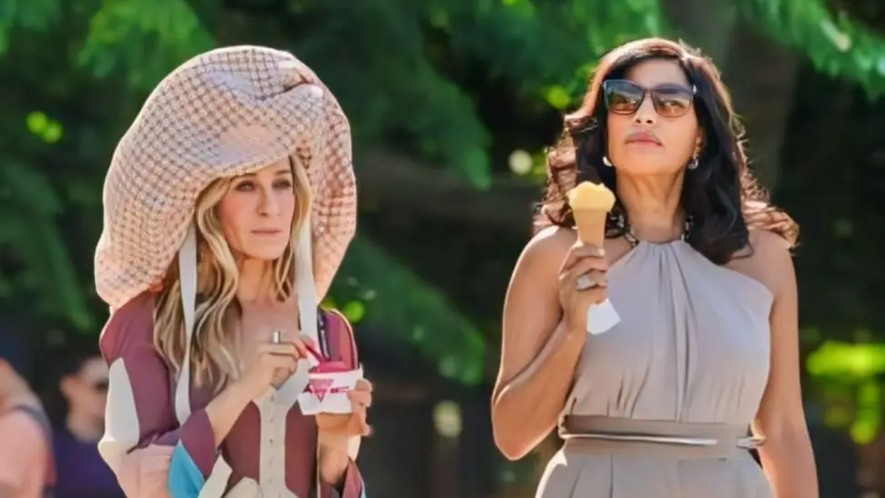 And Just Like That 3 Sarah Jessica Parker Returns To Set As Carrie(01)