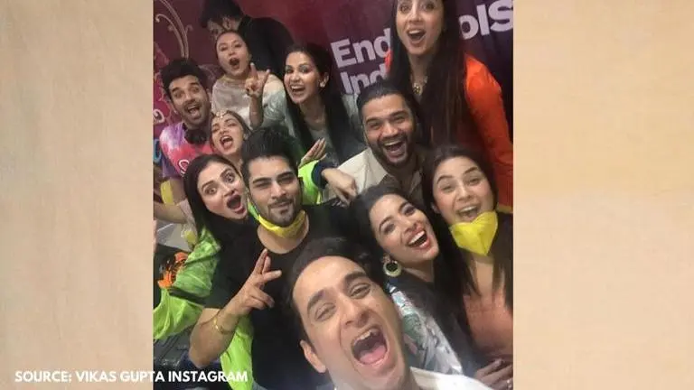 Mujhse Shaadi Karoge stalled due to COVID-19, contestants click pics before parting ways Mujhse Shaadi Karoge