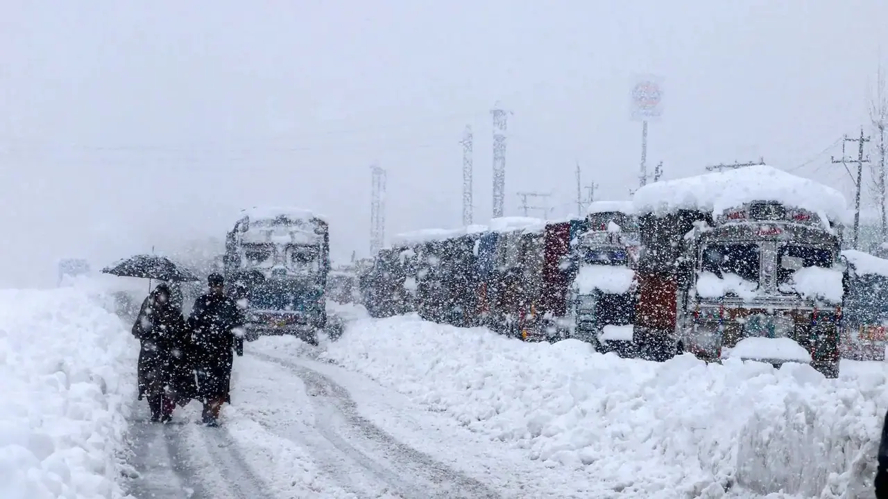 Snowfall in J&K has affected road and air traffic.