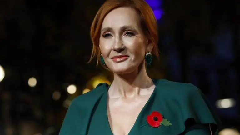 Scotland Yard investigate threat made to JK Rowling over tweet supporting Salman Rushdie Salman Rushdie