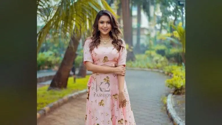 Gautami Deshpande travels to Dapoli and enjoys a bike ride; watch video Gautami deshpande