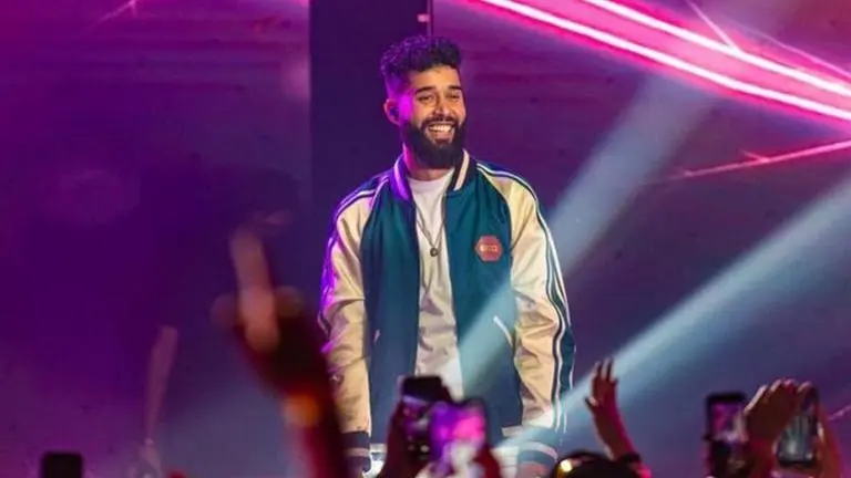 AP Dhillon surprises fans with impromptu performance at Delhi restaurant | Photos AP Dhillon