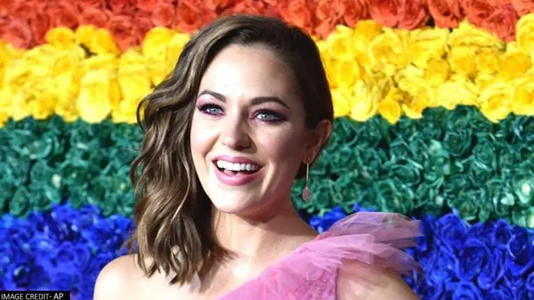 Laura Osnes EXPLAINS why she quit show that required COVID-19 vaccination proof Laura Osnes