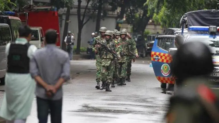 Bangladesh troops on streets to enforce lockdown