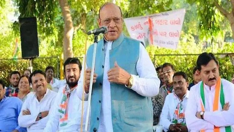 Gujarat: Ex-CM Shankersinh Vaghela meets state Congress leaders to discuss alliance Shankersinh Vaghela
