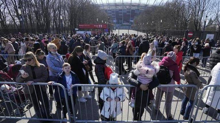 Ukraine allows citizens to continue crossing border using domestic passports
