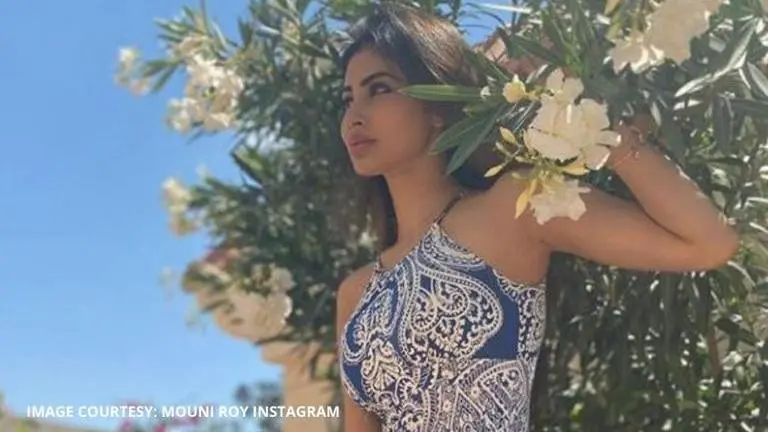 Mouni Roy aces graceful Kathak routine as she productively uses her quarantine time Mouni Roy