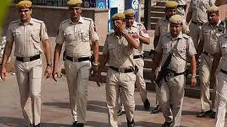 Delhi Police does 'parikrama' of Bangla Sahib Gurudwara for feeding 1 L people daily coronavirus