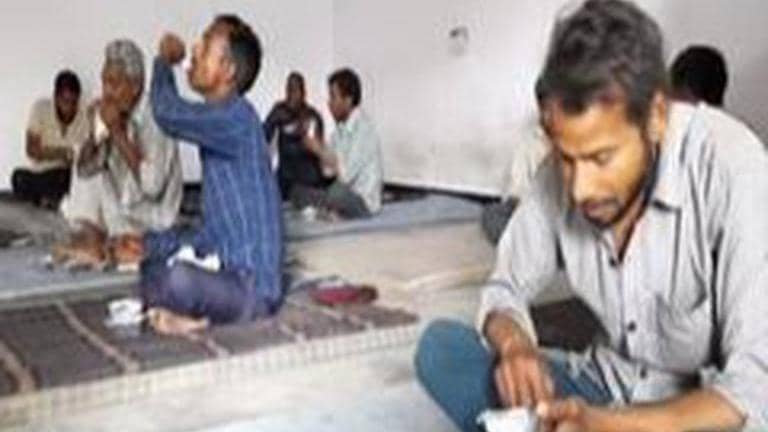 Stranded migrant workers throng to take govt-organised buses back home ...