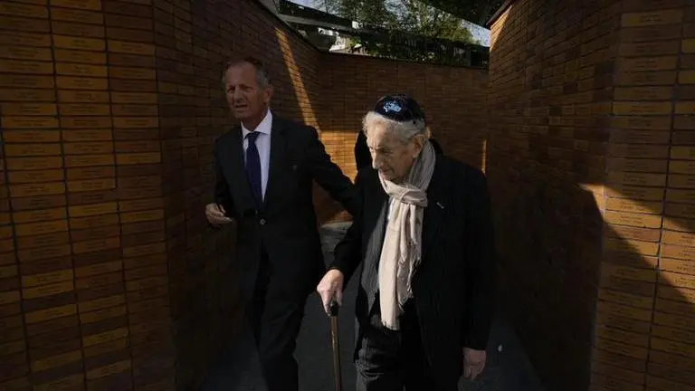 Dutch king opens memorial to Holocaust victims Holocaust, memorial