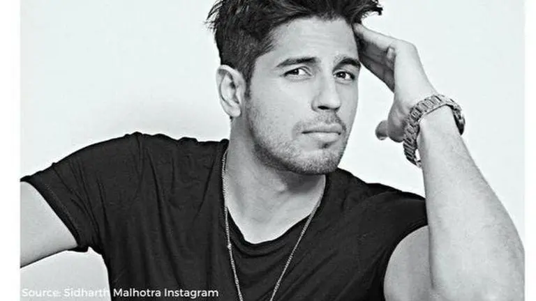 Sidharth Malhotra gives glimpse of his cooking skills, bakes a bread amid lockdown Sidharth Malhotra gives glimpse of his cooking skills, bakes a bread amid lockdown