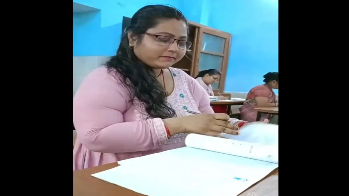 Bihar Teacher Caught Making Reels While Checking PPU Exam Papers; Viral Videos Trigger Outrage Bihar Teacher Caught Making Instagram Reels While Checking PPU Exam Papers: Viral Videos Trigger Outrage
