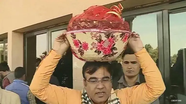 BJP MLA enters Rajasthan Assembly with a basket of locusts, seeks compensation for farmers BJP