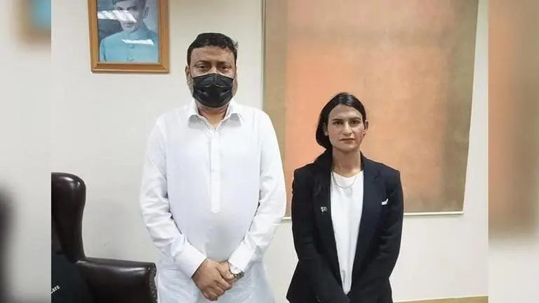 Nisha Rao scripts history, becomes 1st transgender student at Karachi University Pakistan