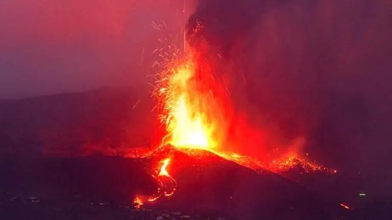 Lava continues to flow from volcano on La Palma