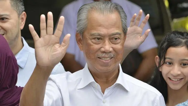 New Malaysian Prime Minister clocks in for work
