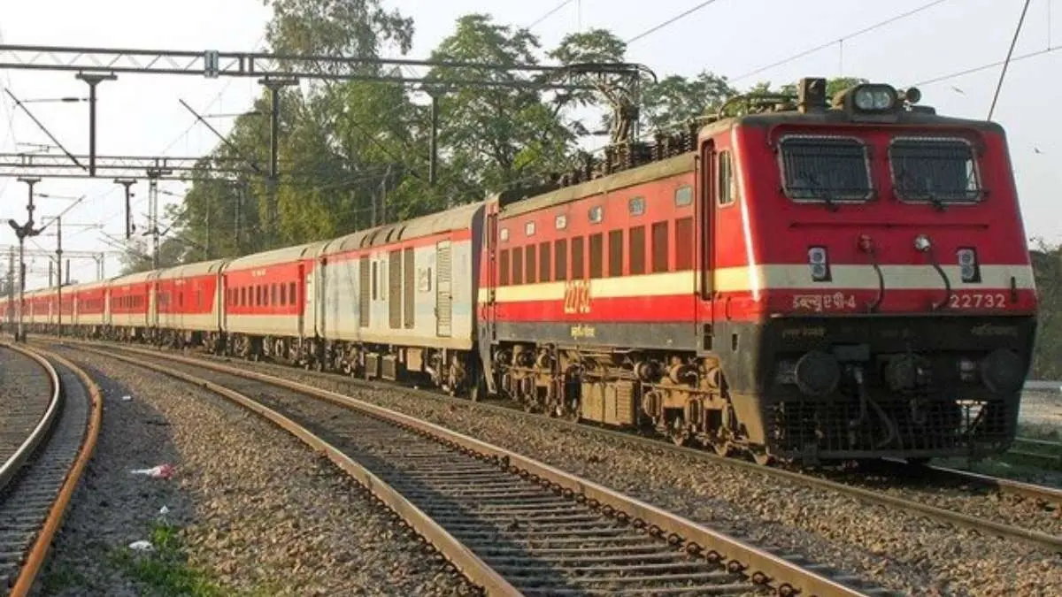 Three passengers Jump Off Train In Dhanbad