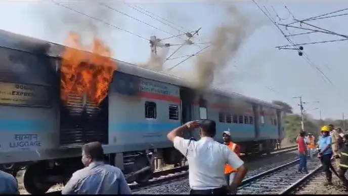 Maharashtra: Massive Fire Breaks Out in 'Godan Express' Near Nashik Road Railway Station Fire breaks out in 'Godan Express' near Nashik Road Railway Station