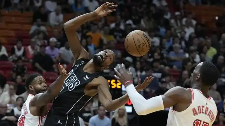 NBA: Kevin Durant leaves Miami Heat vs Brooklyn Nets game with right knee injury NBA