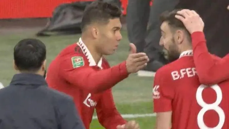 Casemiro argues with Bruno for not passing him the ball during Carabao Cup final - WATCH Casemiro